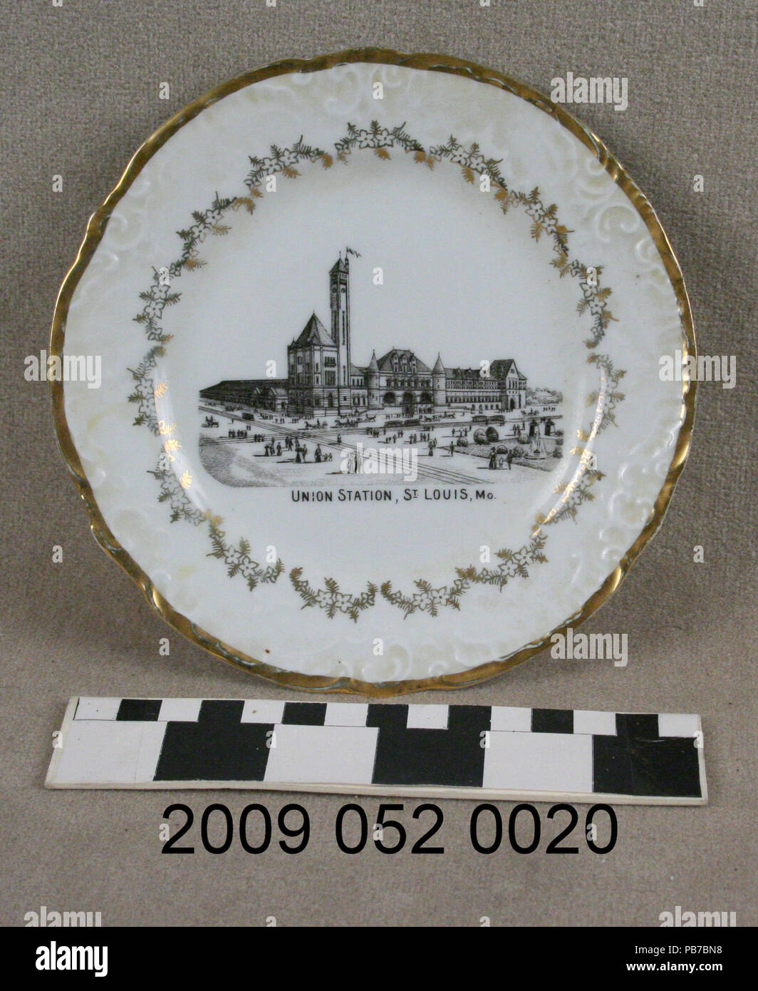 1546 Petite plaque en céramique blanc noir avec Image Transfert de la gare Union à St Louis Banque D'Images