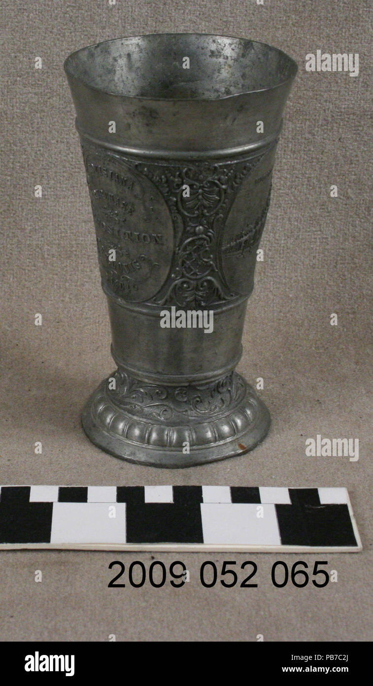 1020 Gobelet métallique avec images en relief de la gare Union et le Palais de l'électricité à partir de l'Exposition Universelle 1904 Banque D'Images