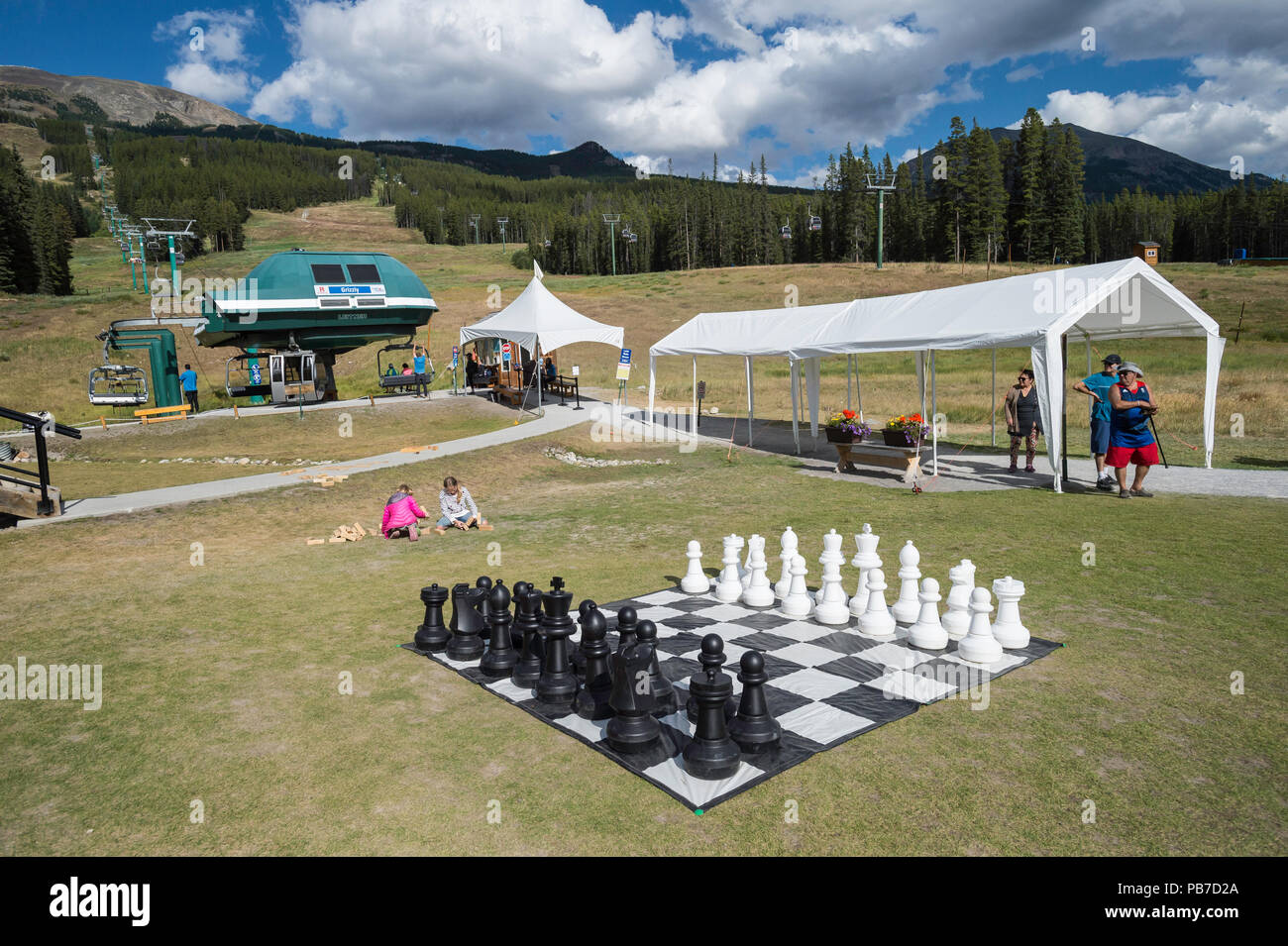 Jeux pour touists, station de ski de Lake Louise en été, Banff National Park, Alberta, Canada Banque D'Images