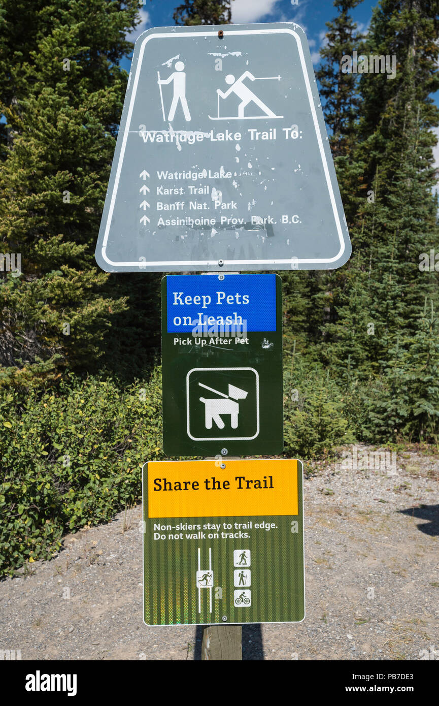 Watridge Lake Trail sign, Spray Valley Provincial Park, Kananaskis, Alberta, Canada Banque D'Images