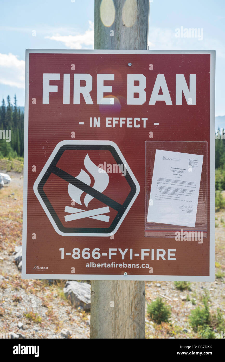 Interdiction de feux, de l'information signe, le parc provincial de la vallée de pulvérisation, Kananaskis, Alberta, Canada Banque D'Images