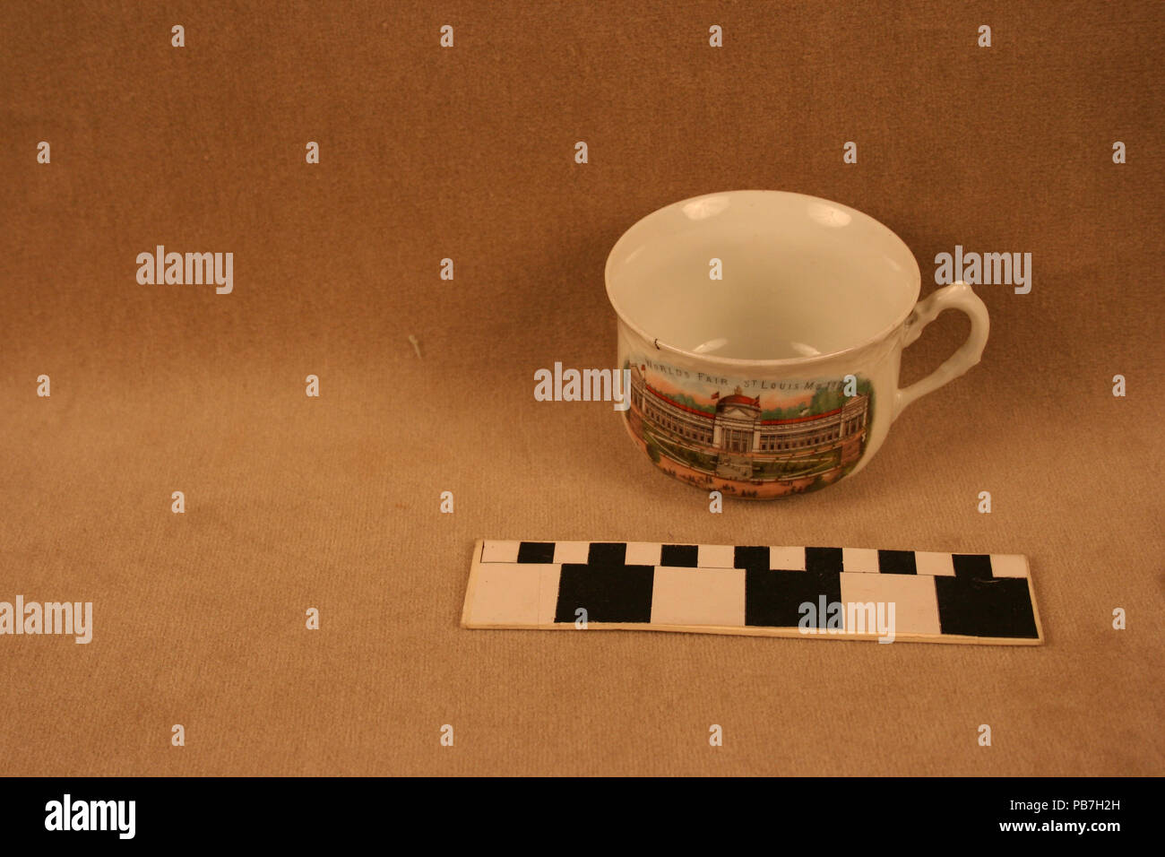 729 Green Glass Tumbler avec des images du palais de machinerie, Cascade Gardens, Louisiana Purchase Monument, et Saint Louis Union Station Banque D'Images