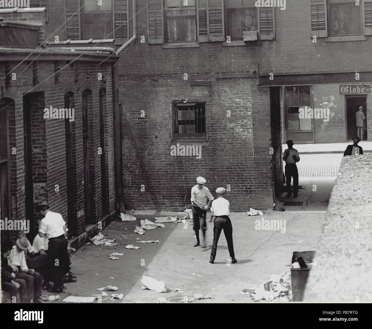 732 Groupe des hommes et des garçons dans une cour intérieure non identifié-alley Banque D'Images