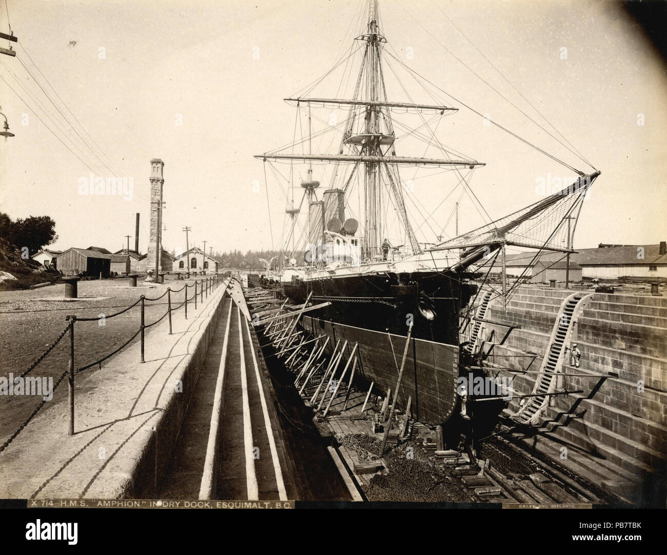 . Anglais : HMS Amphion en cale sèche d'Esquimalt, Colombie-Britannique, Canada . entre vers 1889 et vers 1890 762 HMS Amphion en cale sèche d'Esquimalt Banque D'Images