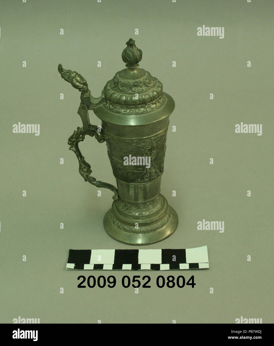 1538 Silver-Plated Stein avec hauts-reliefs d'Eads Bridge, Union Station, et Court House Banque D'Images