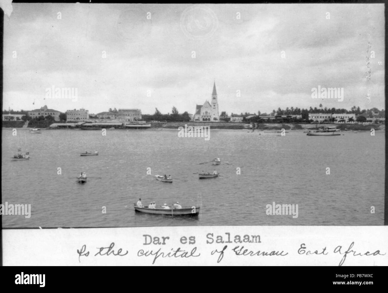 Vue 1811 de bateaux sur l'eau et l'eau à Dar-es-Salaam, Tanganyika RCAC2001705554 Banque D'Images