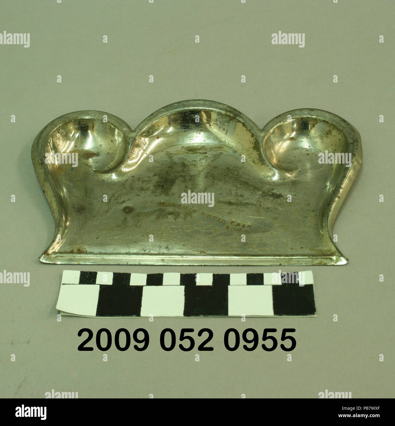 1538 Silver-Plated avec ramasse-miettes image taillée d'un papillon et un bouquet de fleurs Banque D'Images