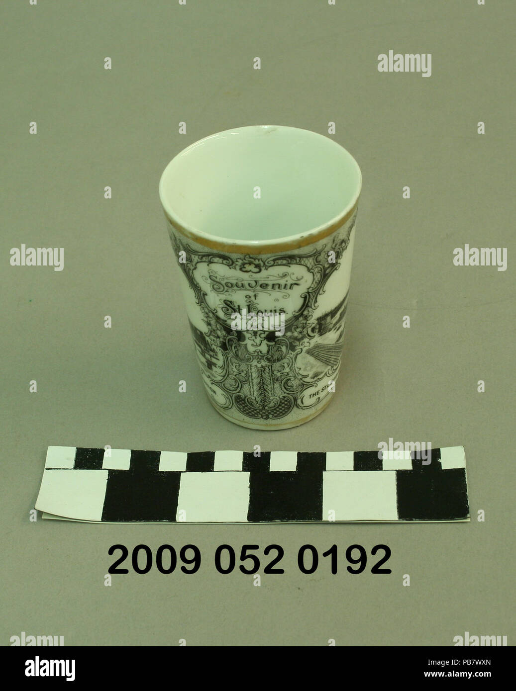 1545 Petit Tumbler en céramique noire avec le transfert d'images du Pont St-Louis, à l'Hôtel de Ville, et la gare Union Banque D'Images