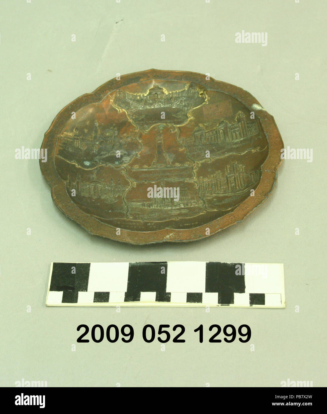 1545 Petit bac en cuivre avec images en relief des divers bâtiments de l'Exposition Universelle 1904 Banque D'Images