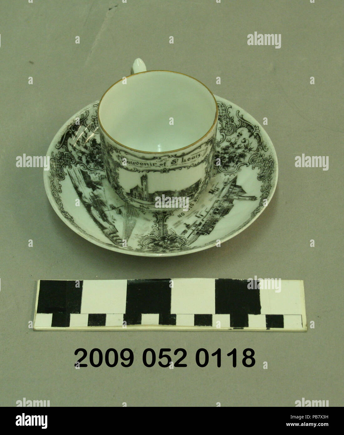 1850 Tasse et soucoupe en céramique blanc noir avec le transfert d'images de l'Hôtel de Ville, la gare Union, et le pont d'Eads Banque D'Images