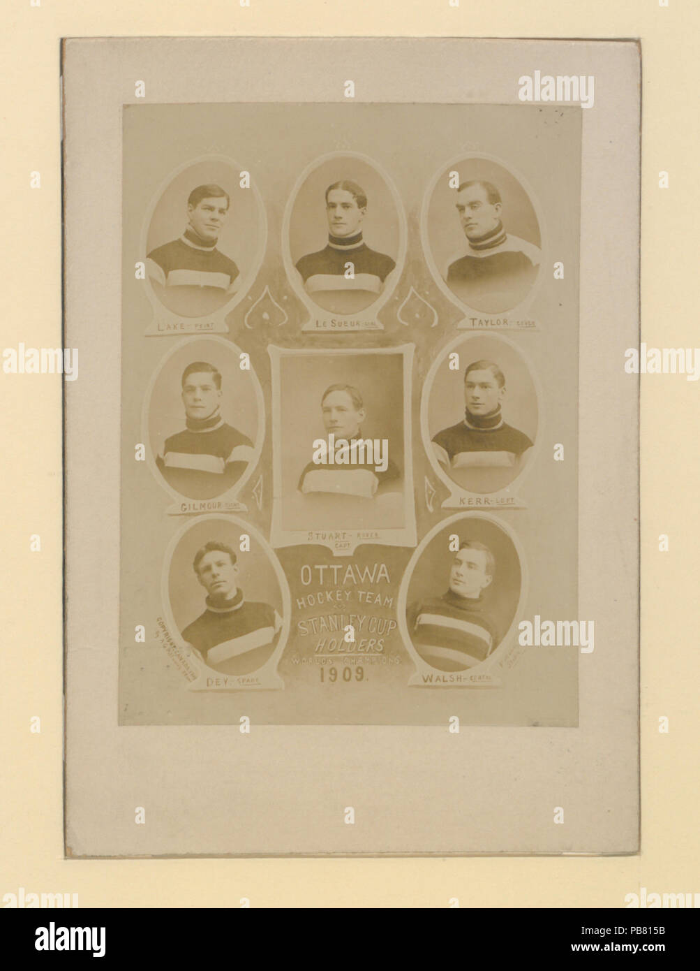 L'équipe de hockey d'Ottawa 1144, les détenteurs de la Coupe Stanley, les champions du monde, 1909 (HS85-10-20618) original Banque D'Images