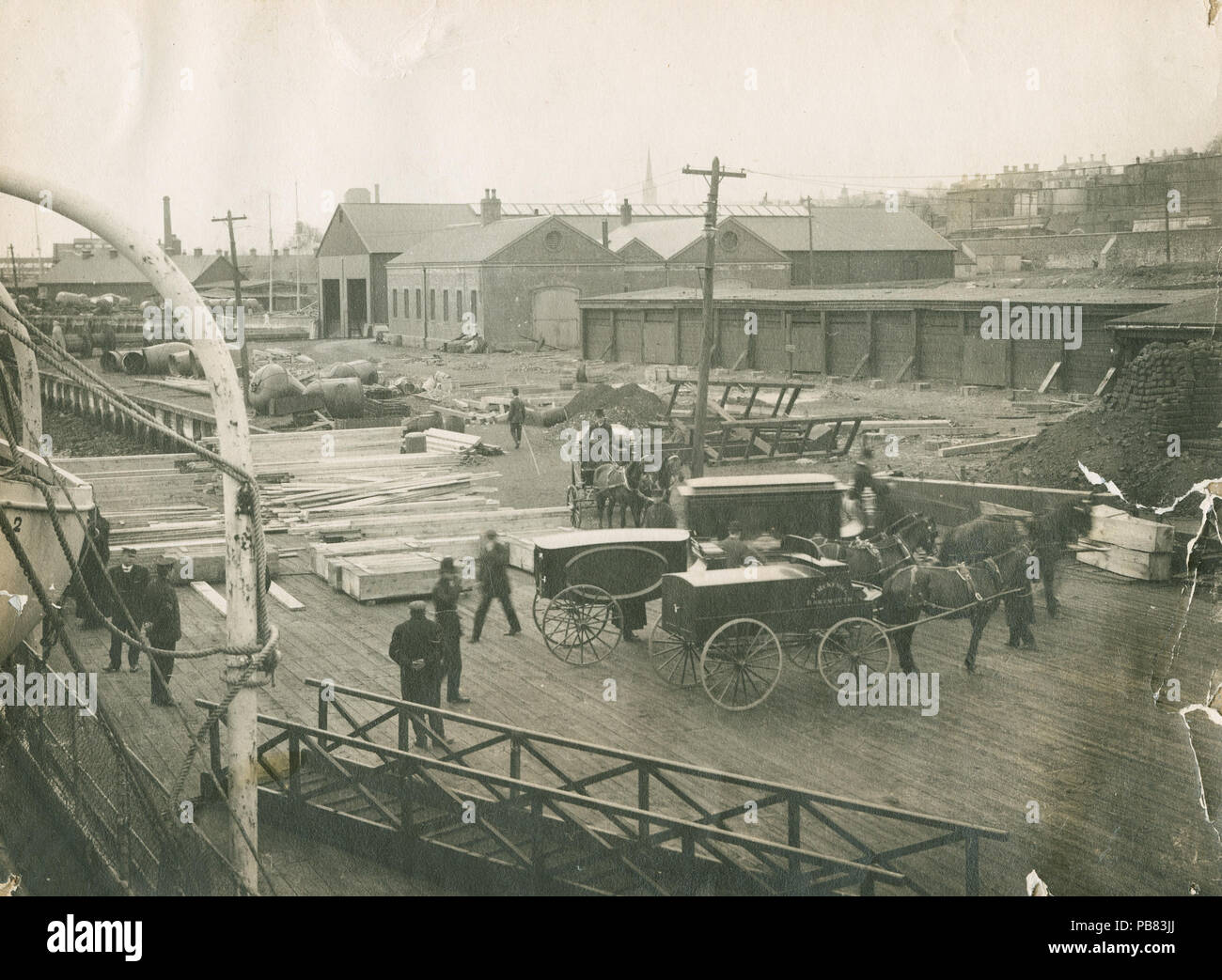749 corbillards alignés sur les quais d'Halifax pour transporter RMS Titanic victimes pour les salons funéraires, Halifax, Nouvelle-Écosse, Canada, le 6 mai, 1912 Banque D'Images