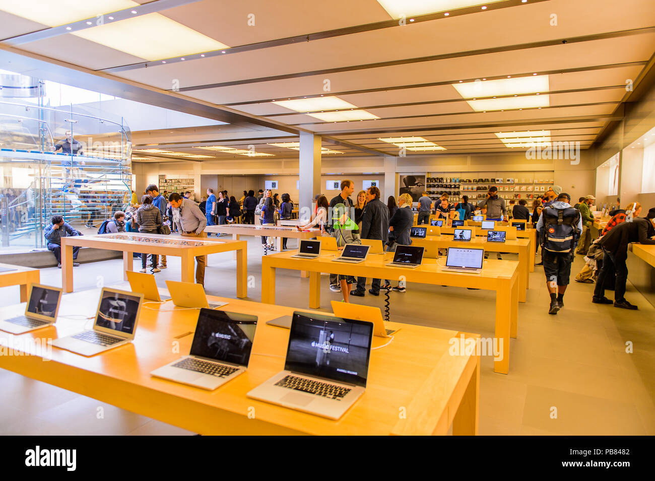 NEW YORK, USA - Sep 22, 2015 : Apple store sur la Cinquième Avenue, New York. Le magasin vend des ordinateurs personnels Macintosh, logiciels, iPod, iPad, iPhone, un Banque D'Images