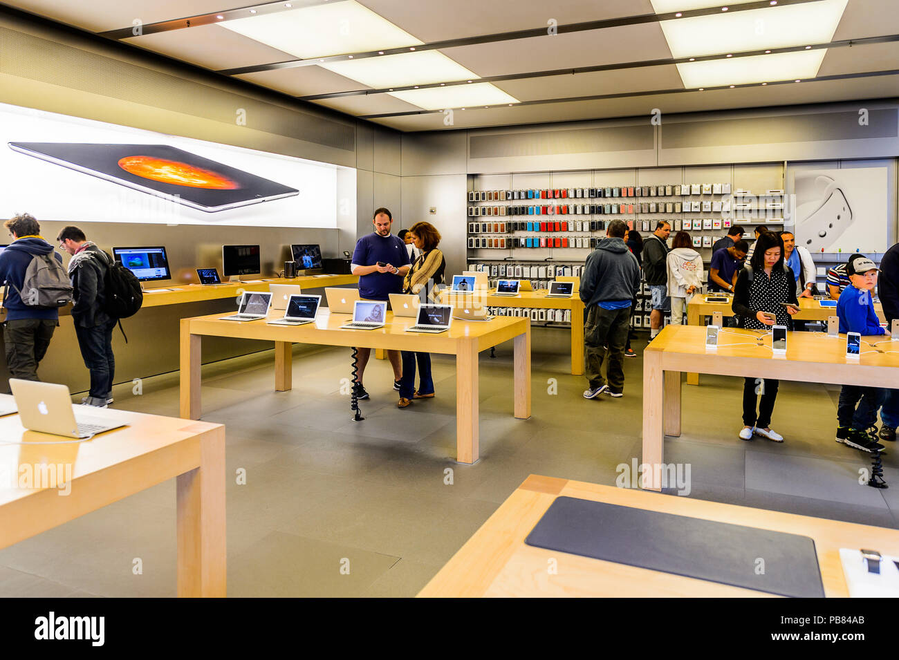 NEW YORK, USA - Sep 22, 2015 : Apple store sur la Cinquième Avenue, New York. Le magasin vend des ordinateurs personnels Macintosh, logiciels, iPod, iPad, iPhone, un Banque D'Images