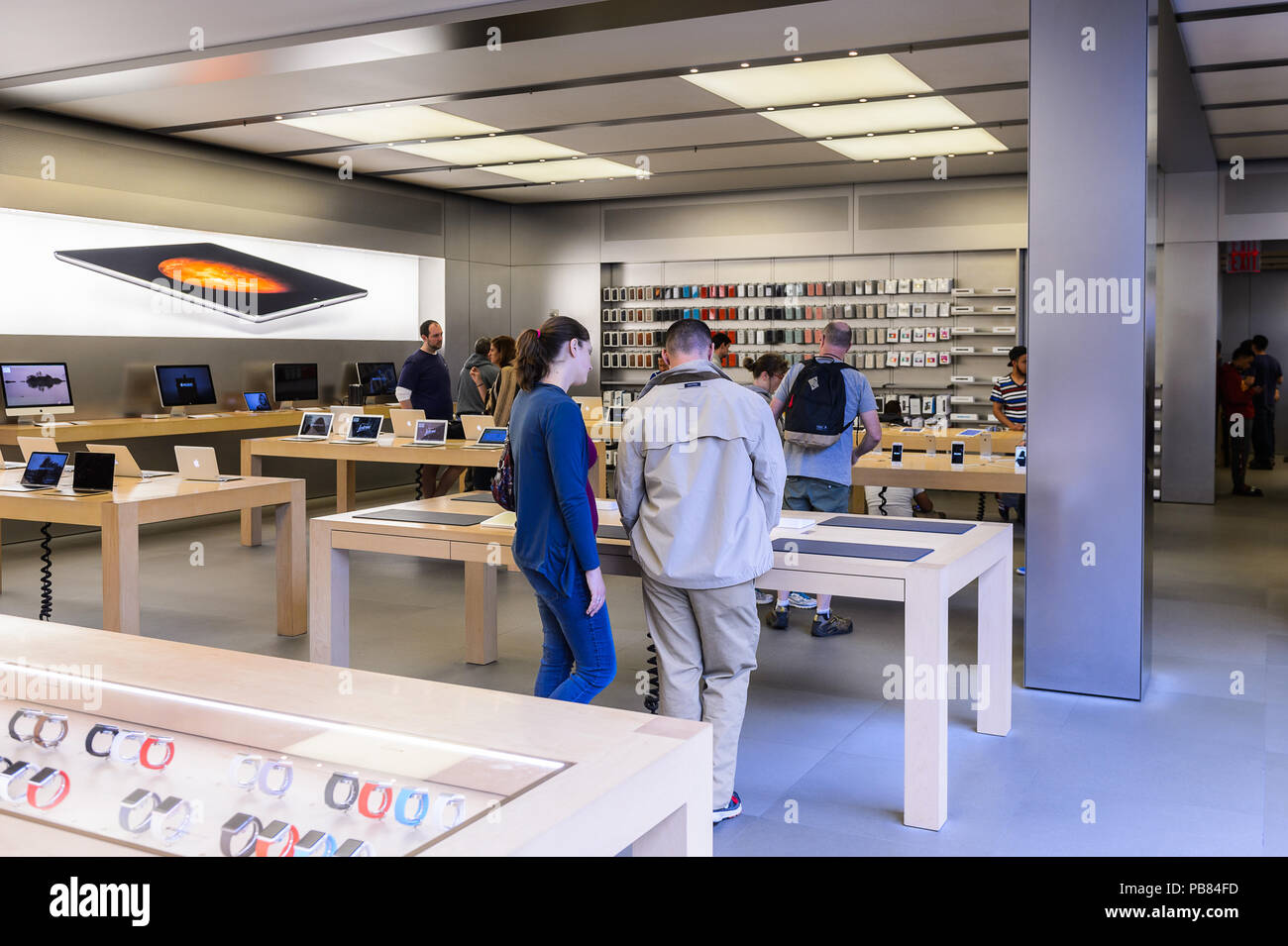 NEW YORK, USA - Sep 22, 2015 : l'intérieur de l'Apple store sur la Cinquième Avenue, New York. Le magasin vend des ordinateurs personnels Macintosh, logiciels, iPod, Banque D'Images