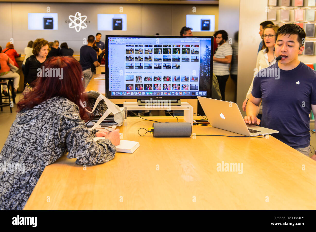 NEW YORK, USA - Sep 22, 2015 : consulter non identifiés à l'Apple store sur la Cinquième Avenue, New York. Le magasin vend des ordinateurs personnels Macintosh, Banque D'Images