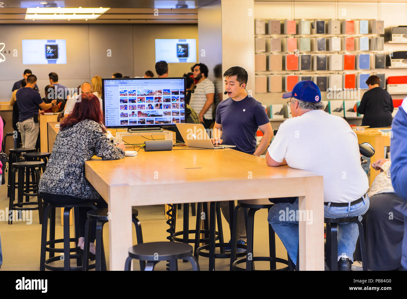 NEW YORK, USA - Sep 22, 2015 : consulter non identifiés à l'Apple store sur la Cinquième Avenue, New York. Le magasin vend des ordinateurs personnels Macintosh, Banque D'Images