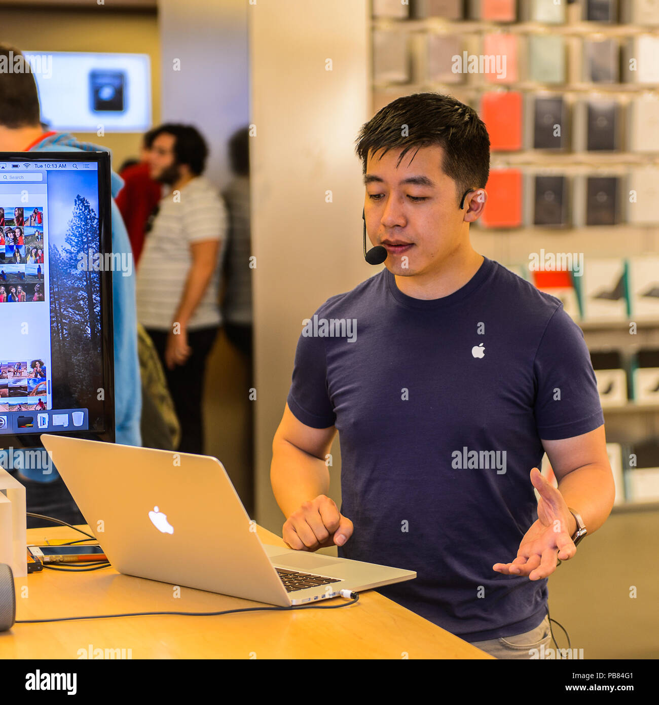 NEW YORK, USA - Sep 22, 2015 : consulter non identifiés à l'Apple store sur la Cinquième Avenue, New York. Le magasin vend des ordinateurs personnels Macintosh, Banque D'Images