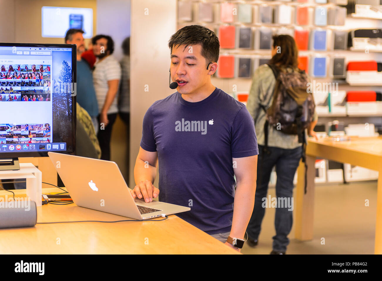 NEW YORK, USA - Sep 22, 2015 : consulter non identifiés à l'Apple store sur la Cinquième Avenue, New York. Le magasin vend des ordinateurs personnels Macintosh, Banque D'Images