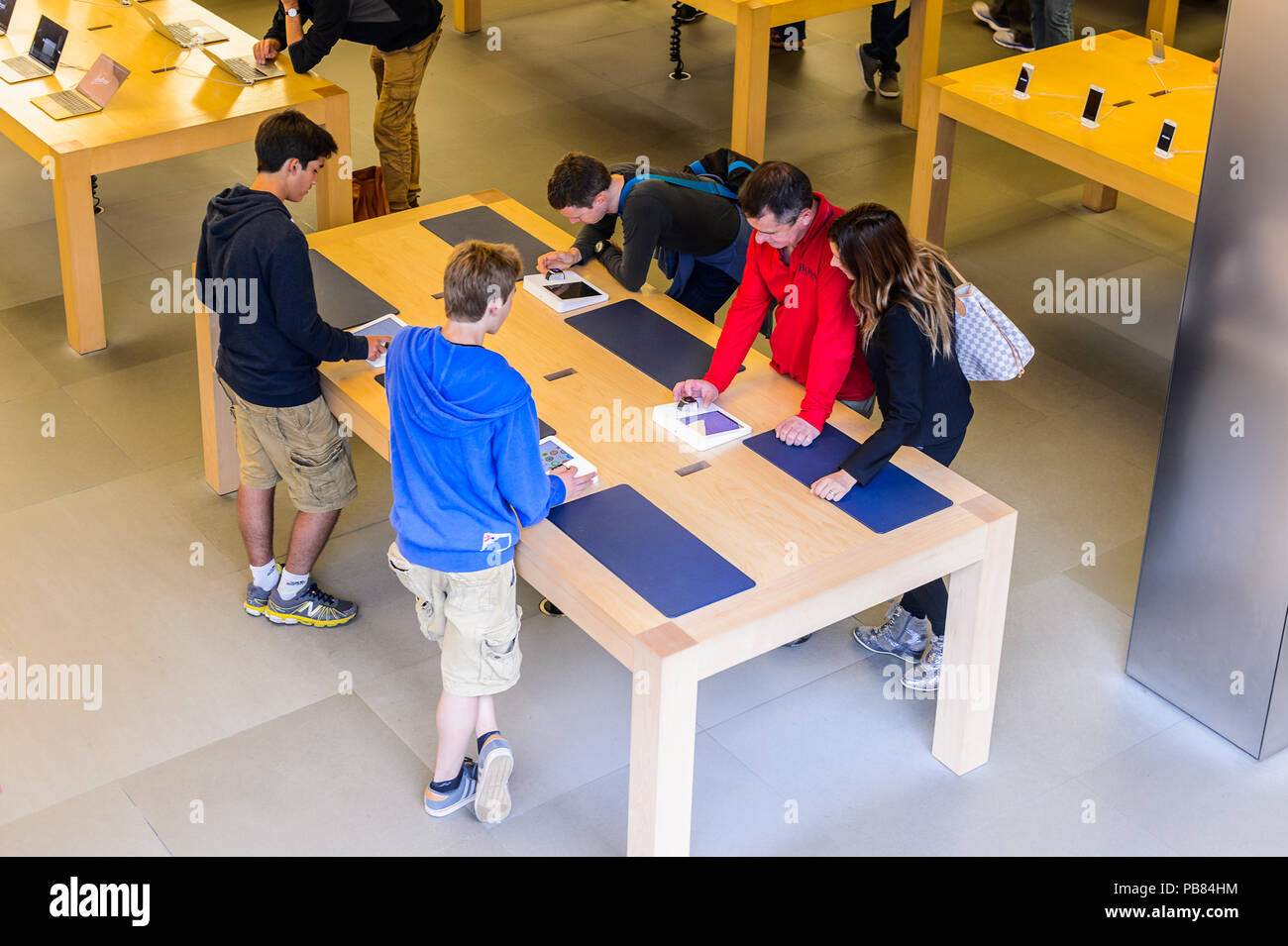 NEW YORK, USA - Sep 22, 2015 : personnes non identifiées dans l'Apple store sur la Cinquième Avenue, New York. Le magasin vend des ordinateurs personnels Macintosh, soft Banque D'Images