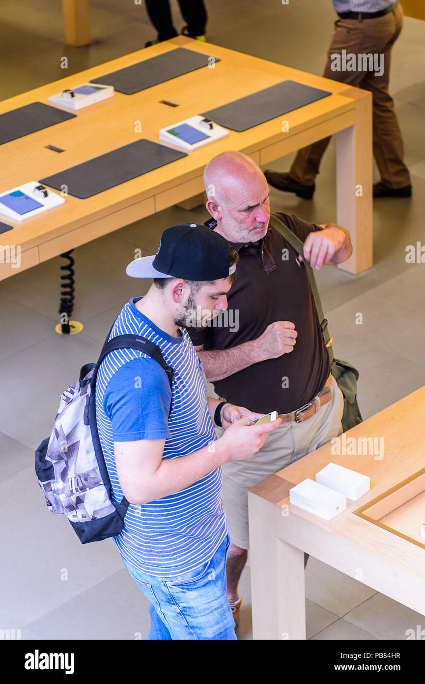 NEW YORK, USA - Sep 22, 2015 : personnes non identifiées dans l'Apple store sur la Cinquième Avenue, New York. Le magasin vend des ordinateurs personnels Macintosh, soft Banque D'Images