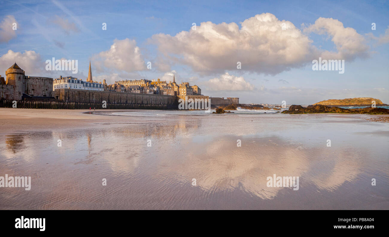 Panorama de la ville fortifiée de Saint-Malo, la Bretagne, à l'aube, reflète dans le sable humide de la plage.. Banque D'Images