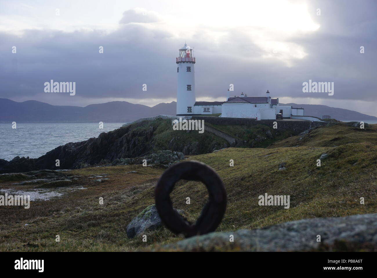 Fanad Head Lighthouse, près de l'océan Atlantique, l'Irlande, ciel nuageux Banque D'Images