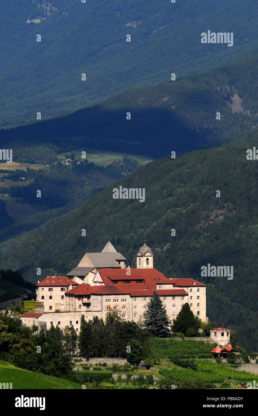 Le magnifique monastère de Sabiona près de Chiusa (Klausen). Valle Isarco, Bolzano. Trentin-haut-Adige en Italie. Banque D'Images