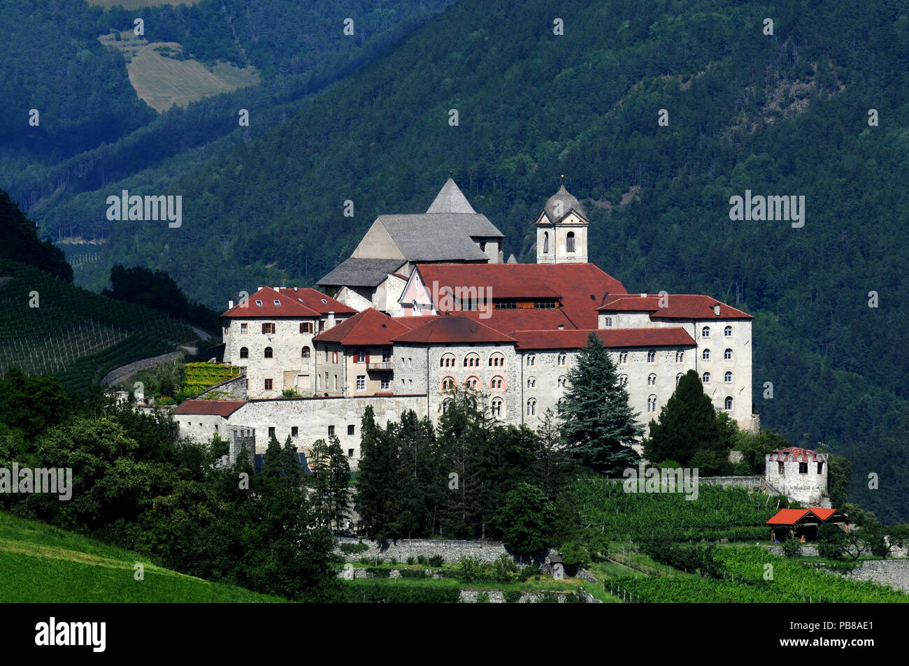 Le magnifique monastère de Sabiona près de Chiusa (Klausen). Valle Isarco, Bolzano. Trentin-haut-Adige en Italie. Banque D'Images