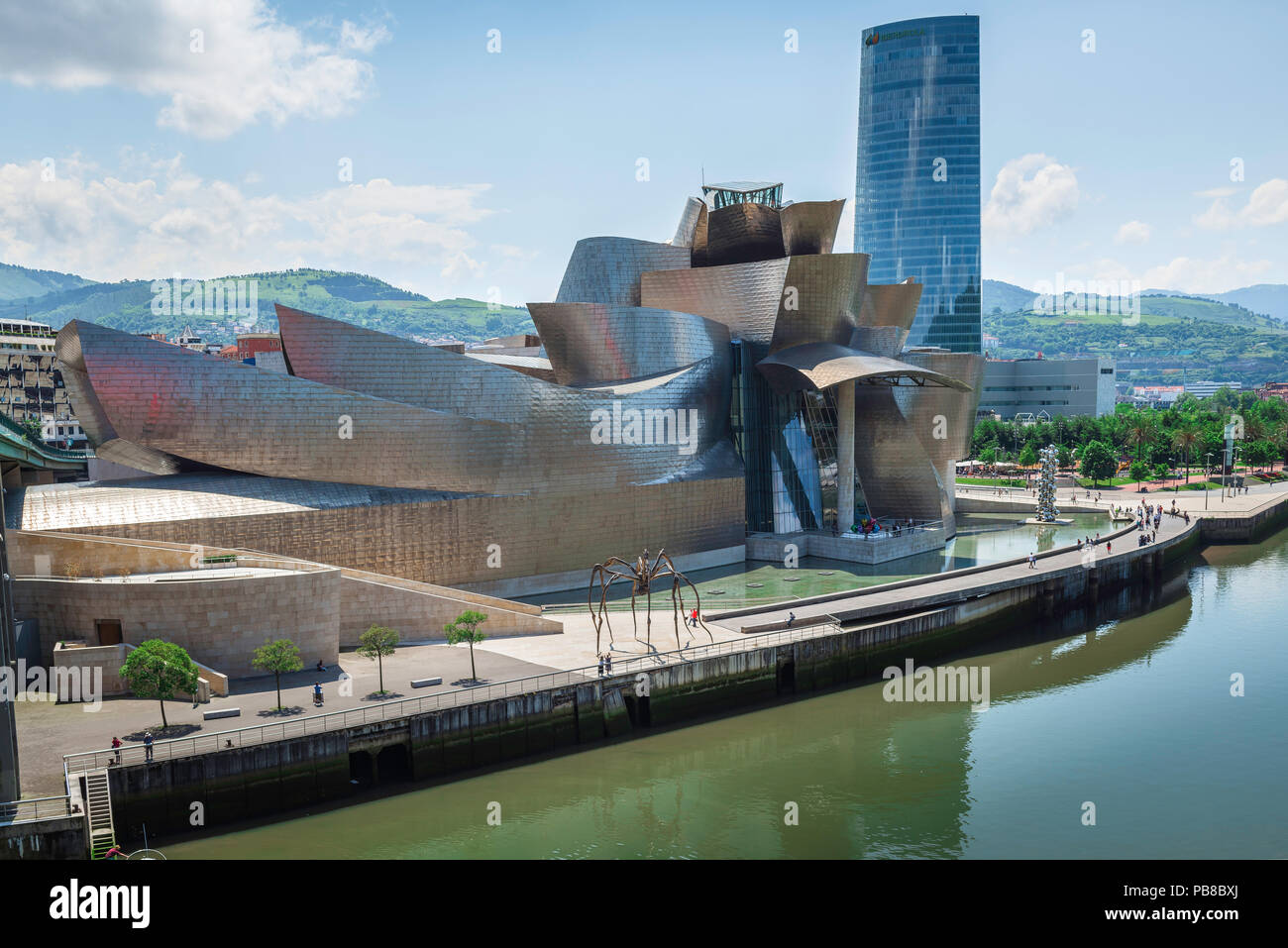Le Musée Guggenheim de Bilbao, vue de Frank Gehry (musée Guggenheim conçu Museo Guggenheim) dans le centre de Bilbao, Espagne. Banque D'Images