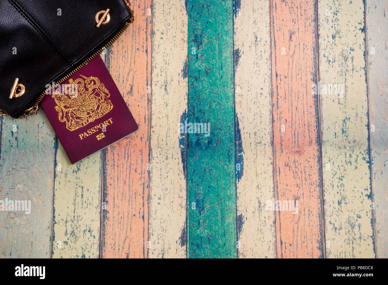 Un flatlay image de style d'un passeport et d'un sac à main. Banque D'Images
