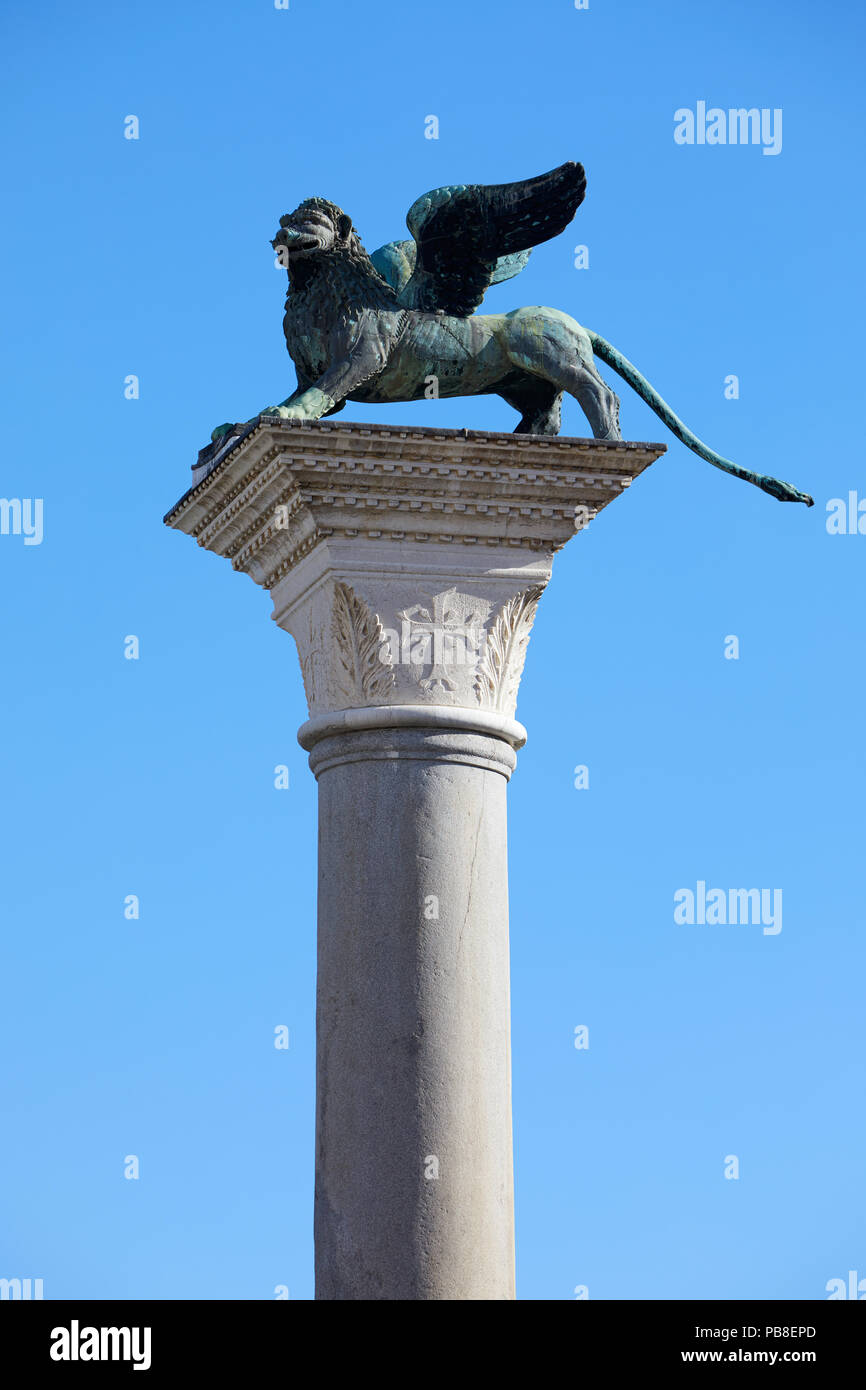 Statue de lion ailé, symbole de Venise, ciel bleu clair en Italie Banque D'Images