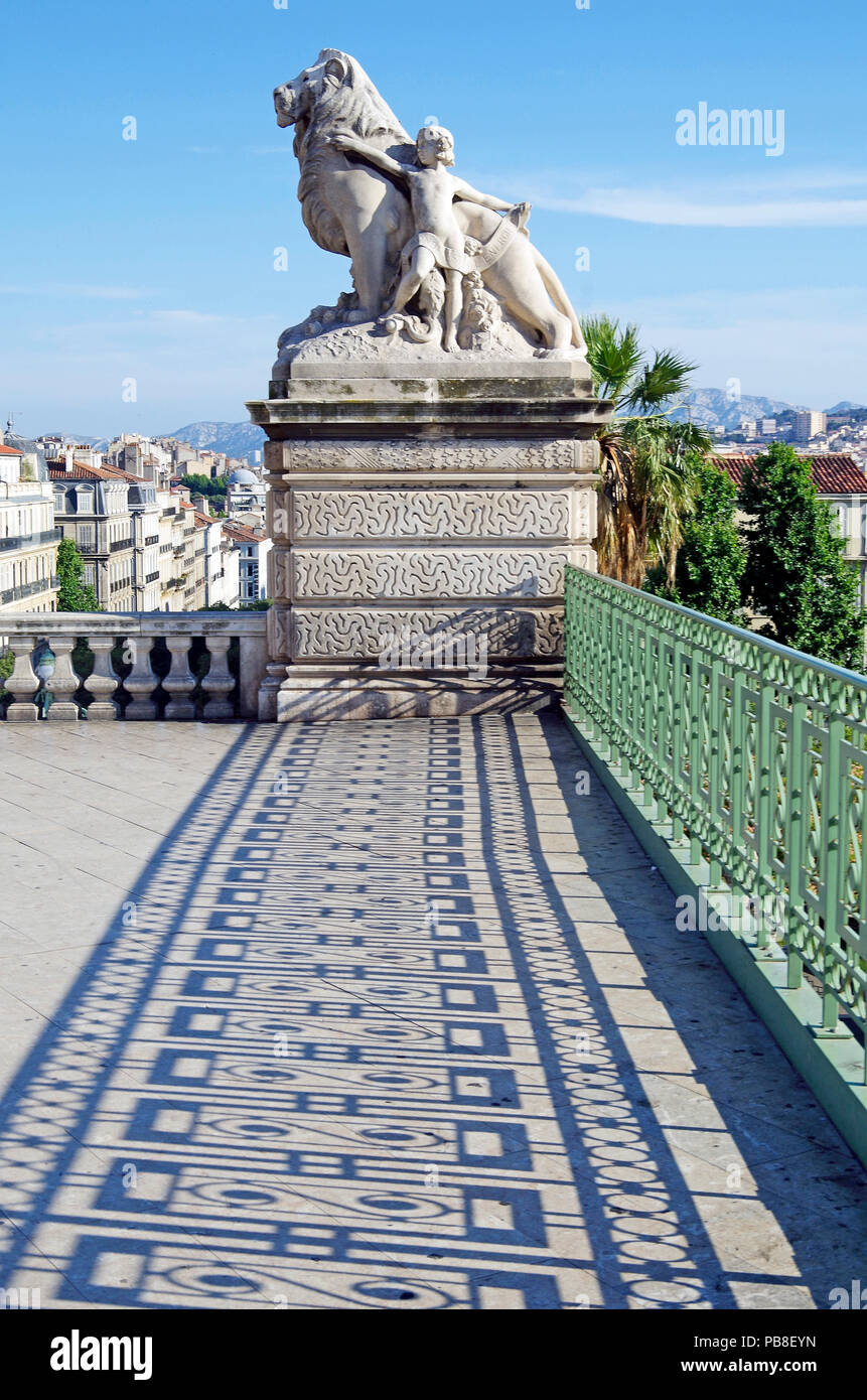 Le grand escalier de cérémonie en face de la gare de Marseille St Charles, construit 1924-1926 dans le style Beaux-Arts rempli de statues et sculptures Banque D'Images