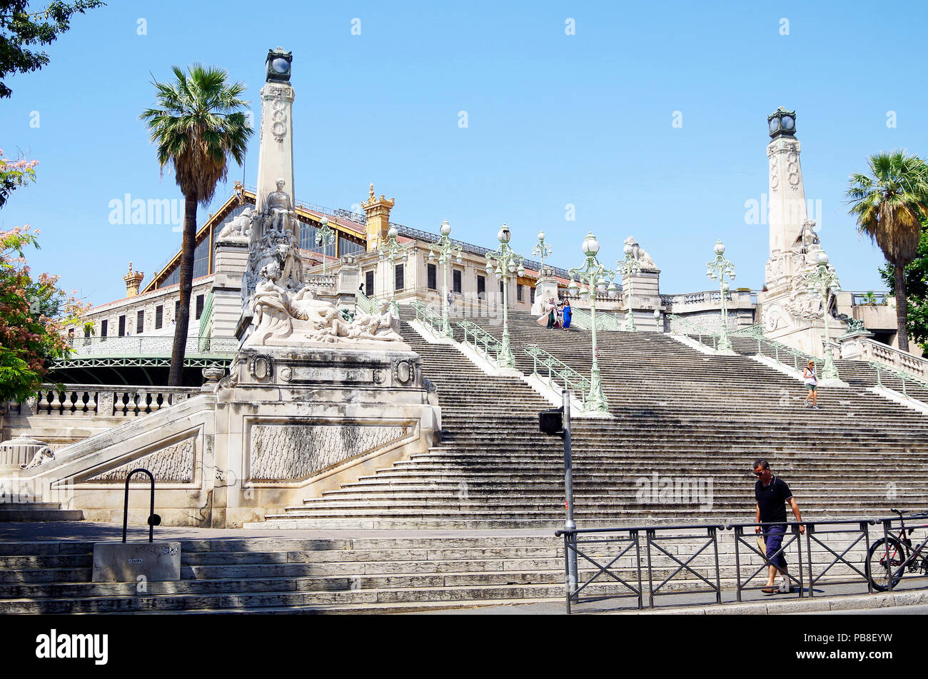 Le grand escalier de cérémonie en face de la gare de Marseille St Charles, construit 1924-1926 dans le style Beaux-Arts rempli de statues et sculptures Banque D'Images