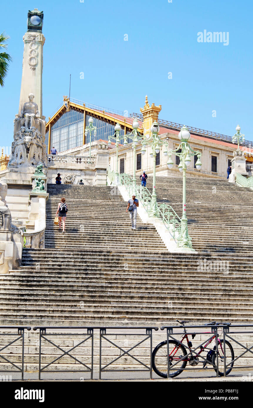 Le grand escalier de cérémonie en face de la gare de Marseille St Charles, construit 1924-1926 dans le style Beaux-Arts rempli de statues et sculptures Banque D'Images