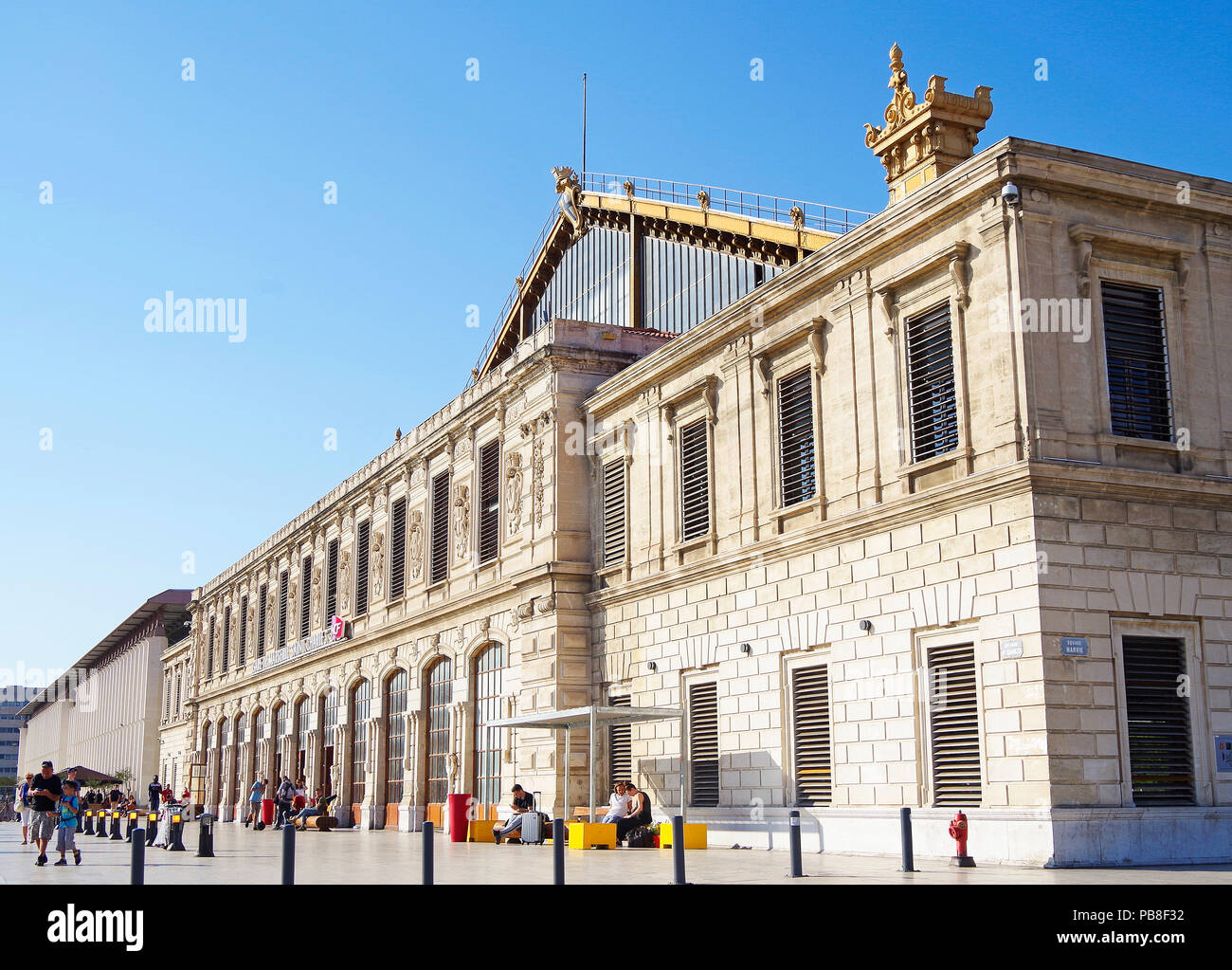 Vue oblique de la façade de la gare de Marseille St Charles, construit pour le chemin de fer PLM, et a ouvert ses portes en 1848 Banque D'Images