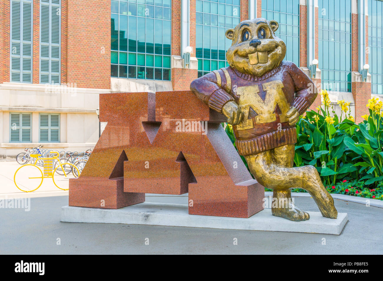 MINNEAPOLIS, MN/USA - 10 septembre 2017 : Goldy Gopher mascot sur le campus de l'Université du Minnesota. Banque D'Images