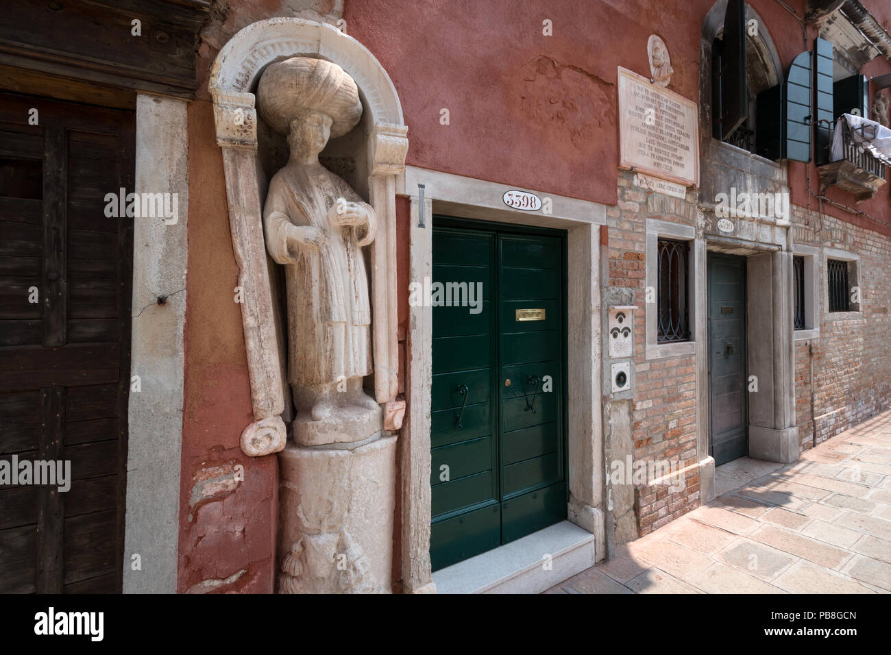 Venise, Vénétie, Italie, Europe. Maison du Tintoret, statue connue sous le nom de Mori sur la Fondamenta dei Mori et de l'église avec sa tombe Cannaregio Banque D'Images