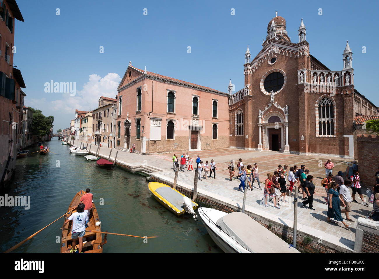 Venise, Vénétie, Italie, Europe. Maison du Tintoret, statue connue sous le nom de Mori sur la Fondamenta dei Mori et de l'église avec sa tombe Cannaregio Banque D'Images