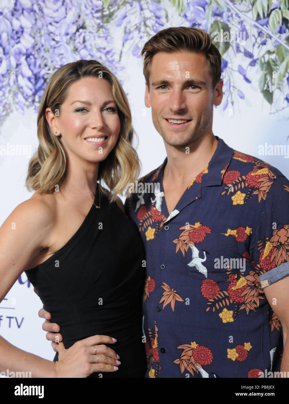 Los Angeles, Californie, USA. 26 juillet, 2018. Acteur Andrew Walker (R) et sa femme Cassandra Troy assister à Hallmark Channel et marque les films & Mystères de l'été 2018 Television Critics Association Press Tour Event le 26 juillet 2018 à résidence privée à Beverly Hills, Californie. Photo de Barry King/Alamy Live News Banque D'Images