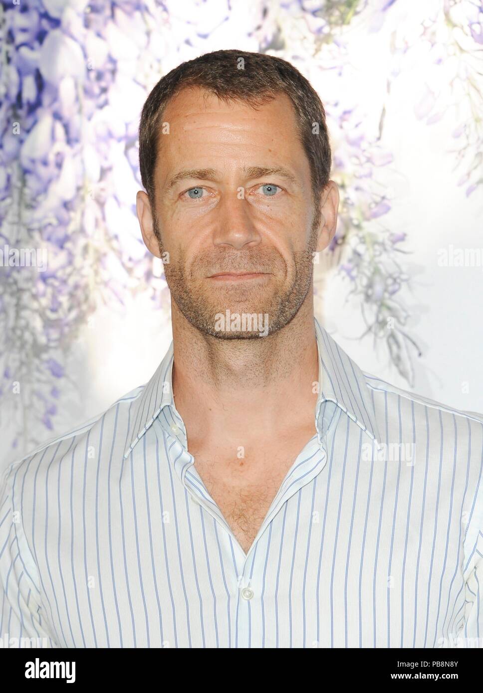 Colin Ferguson devant le hall des arrivées de l'été 2018 Hallmark Channel TCA Press Tour, résidence privée, Los Angeles, CA, 26 juillet 2018. Photo par : Elizabeth Goodenough/Everett Collection Banque D'Images
