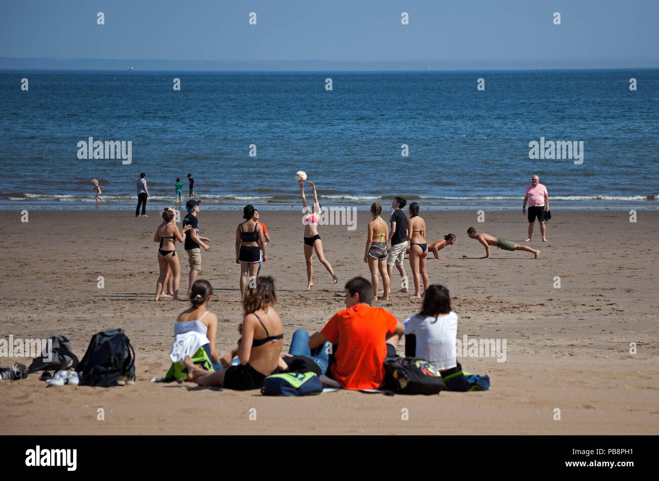 La plage de Portobello Édimbourg, Écosse le 27 juillet 2018. Météo France : foules affluent à la plage pour profiter des températures de 25 degrés la nuit la foudre spectaculaire après de fortes averses sont attendus plus tard aujourd'hui et pendant la fin de semaine. Banque D'Images