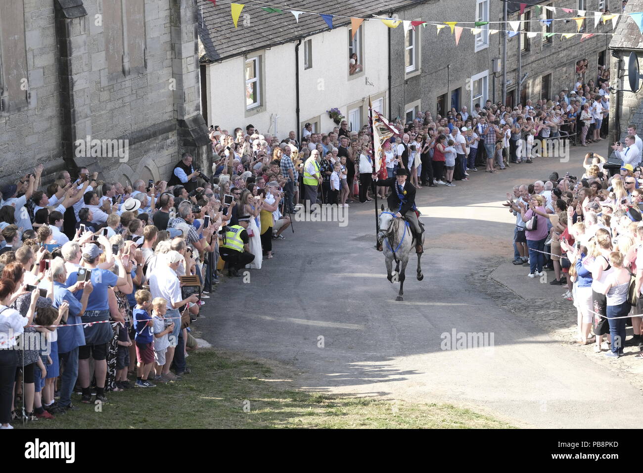 Langholm, Ecosse, Royaume-Uni. 27 juillet, 2018. Langholm Équitation commun - 'Langholm's Great Day' Langholm Cornet Iain peu galops de l'Kirk Wynd devant son monté partisans à Langholm, 'la' Toon Muckle a vu a maintenu la tradition depuis plus de 250 ans avec le rapport annuel de Langholm circonscription commune qui a lieu chaque année le dernier vendredi de juillet, en baisse cette année le vendredi 27 mai. Crédit : Rob Gray/Alamy Live News Banque D'Images