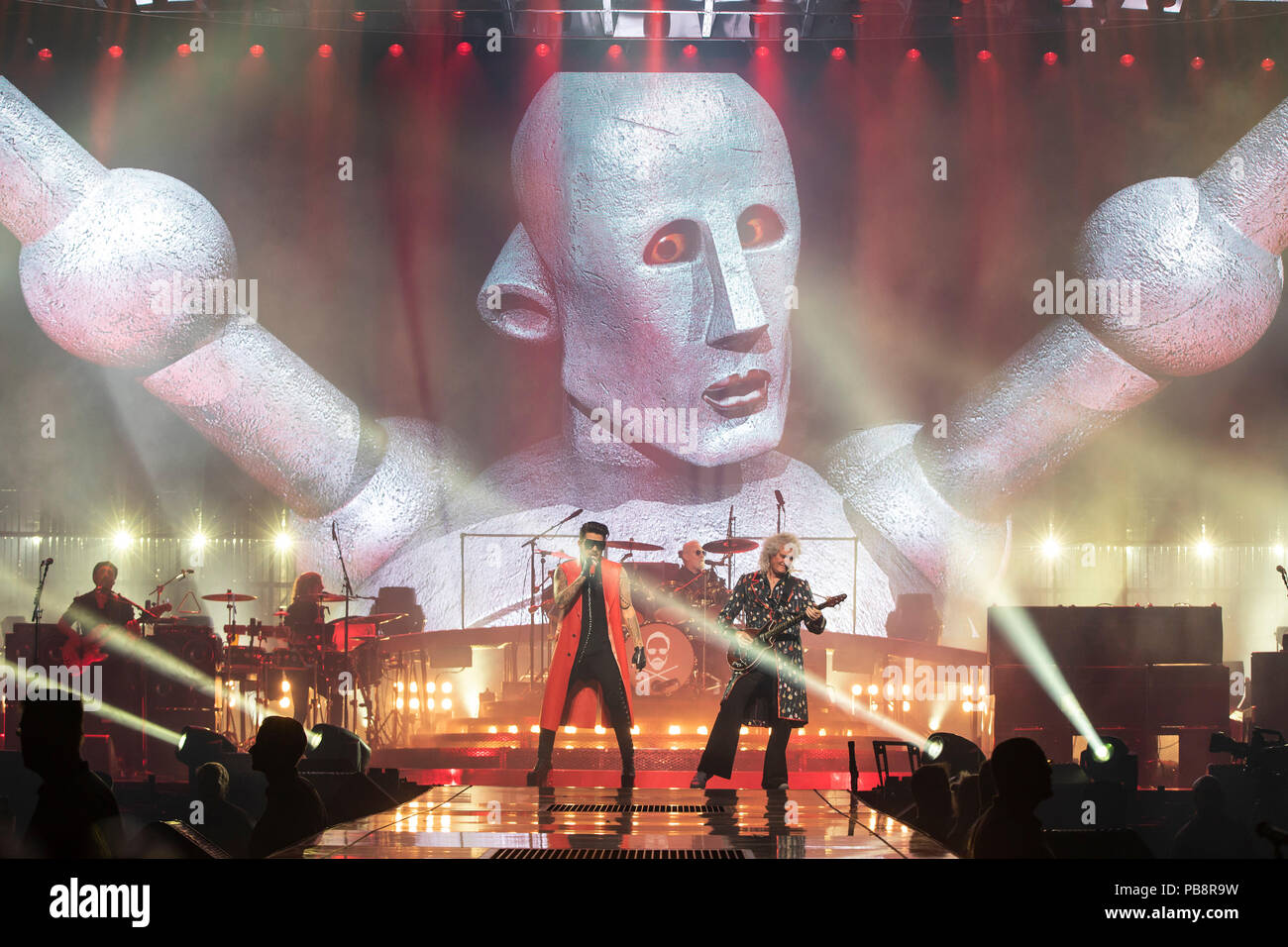 19/Queen Adam Lambert, le chanteur Adam Lambert, le batteur Roger Taylor, le guitariste Brian May (de gauche à droite) vivent dans la Mercedes-Benz Arena de Berlin sur 19.06.2018. Dans le monde d'utilisation | Banque D'Images