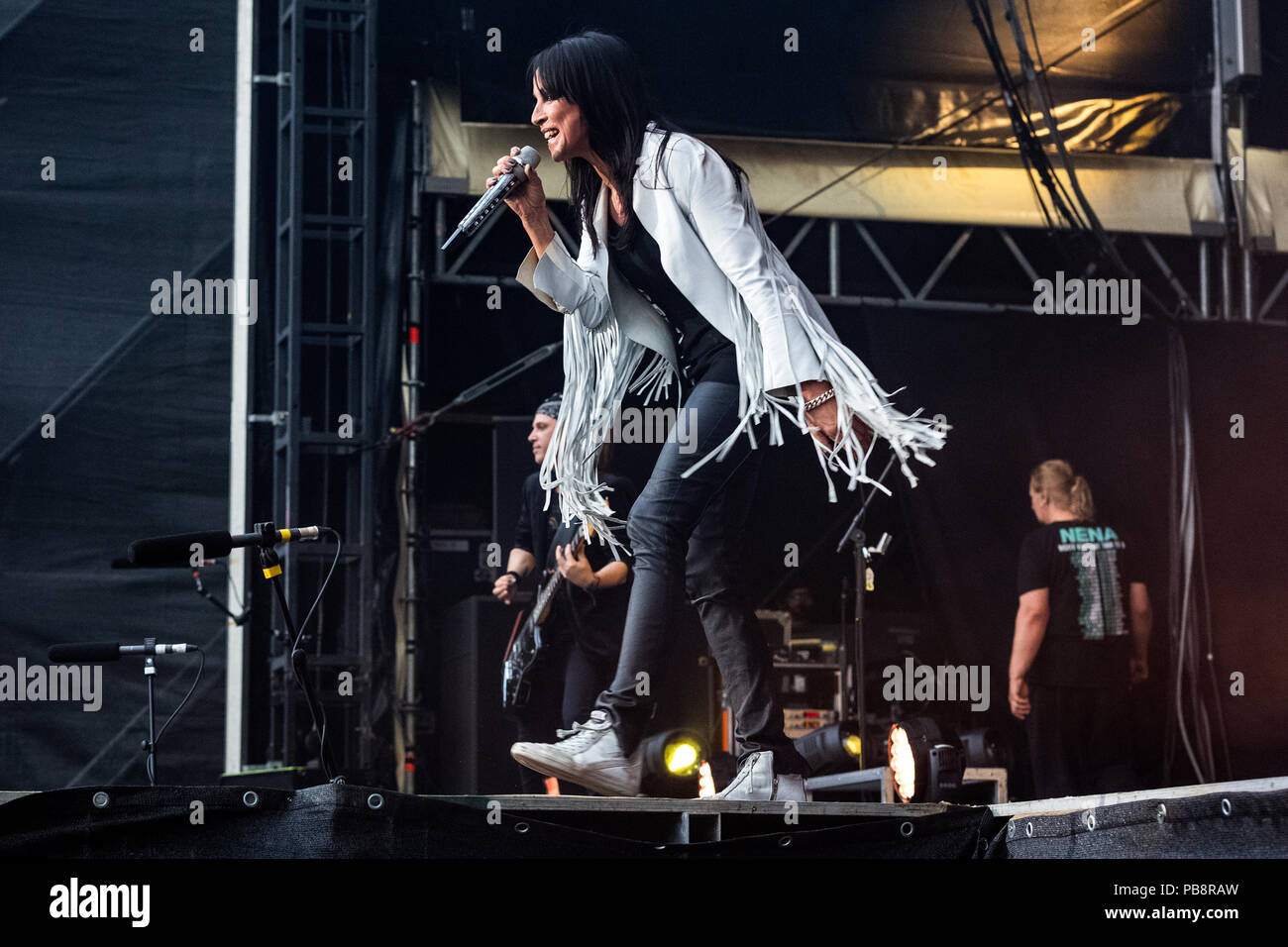 16 / NENA, Saengerin, D, Pop, Kein Versaeumt Tour 2018, concert, 22.06.2018, open air Festival de musique 2018, citadelle, citadelle, Berlin, Allemagne photographié à partir de l'auditoire  <english > NENA, Singer, GER, effectue le 22 juin 2018, à Citadelle, Berlin, Allemagne [-Artist-At / travail / AAW POP-EYE, Brigitte Heinrich n'assume aucune responsabilité pour toute violation des droits de tiers ! La transmission à des tiers non autorisés. La photo est un travail photographique au sens du paragraphe 2 (1) (5) UrhRG. Nos termes et conditions s'appliquent. Utilisez uniquement des frais de rédaction, et la TVA n'est requise ! Conditions générales de l'custome Banque D'Images