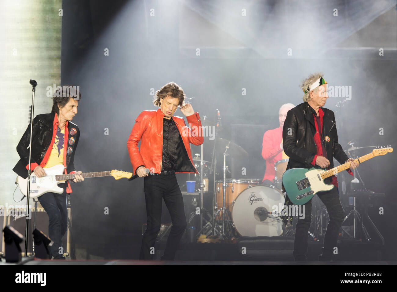 Berlin, Deutschland. 22 Juin, 2018. 19/Les Rolling Stones, Ron Wood, guitariste chanteur, Mick Jagger, le batteur Charlie Watts, le guitariste Keith Richards (de gauche à droite) vivent sur "Pas de filtre" dans le Stade Olympique de Berlin le 22.06.2018. Rock, blues, blues rock, rock band, musique | Conditions de crédit dans le monde entier : dpa/Alamy Live News Banque D'Images