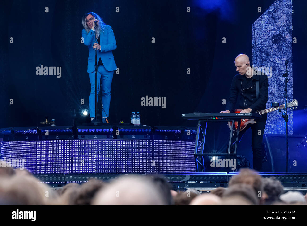 16/UN CERCLE PARFAIT, MAYNARD JAMES KEENAN et BILLY HOWERDEL, de gauche à droite, Rock Band, USA, concert, 17.06.2018, open air Festival de musique 2018, citadelle, citadelle, Berlin, Allemagne, Allemagne exclusive show, vendus, sommaire, l'étape  <english > un cercle parfait, rock band, USA, d'effectuer le 17 juin 2018, à la citadelle, Berlin, Allemagne, vendus, sommaire, l'étape d'utilisation dans le monde entier | Banque D'Images