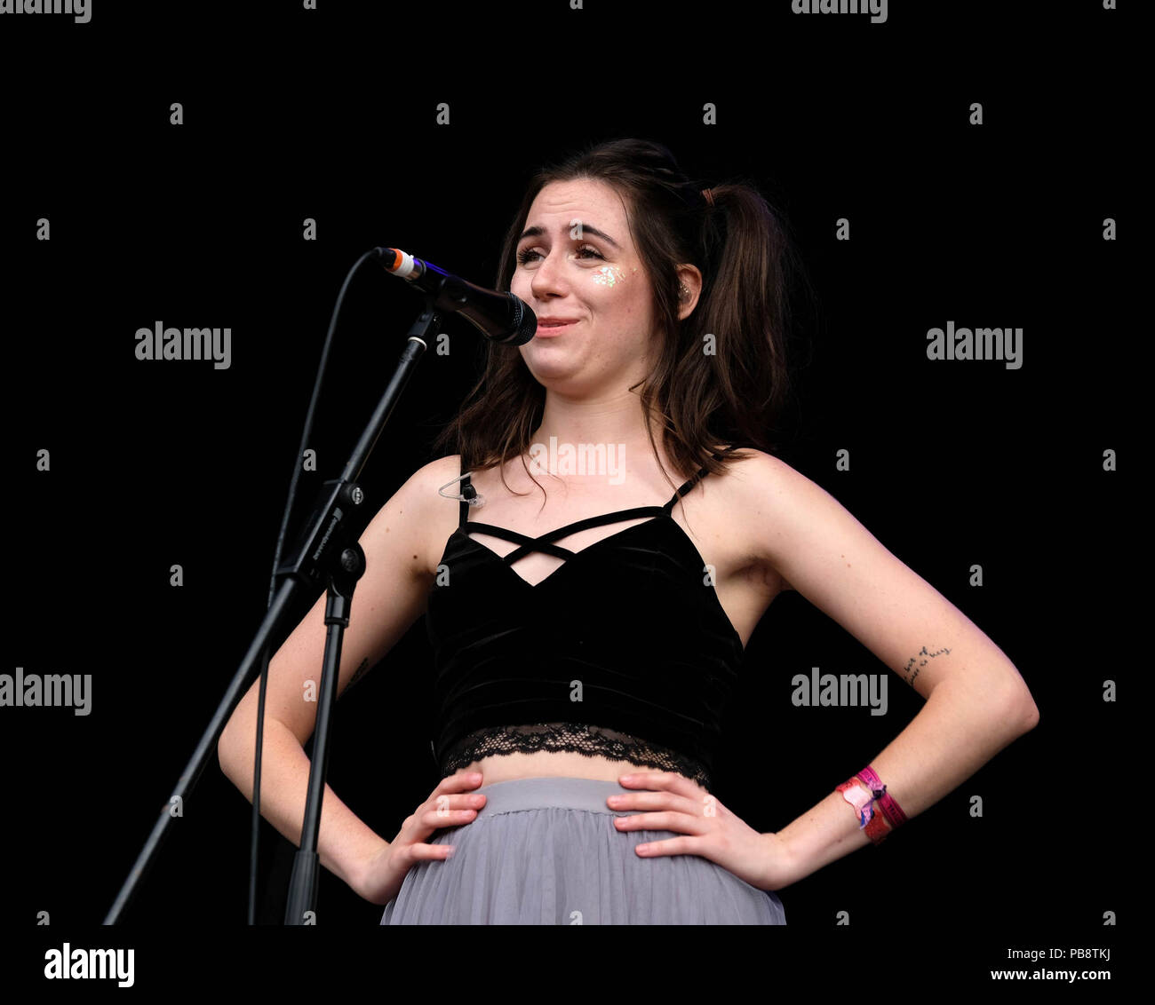 Château de Lulworth, Dorset, UK. 27 juillet 2018. Festival Bestival camp  Jour 1 - 27 juillet 2018. Dodie sur scène, Lulworth, Dorset,  UK/Fletcher-Park Crédit : Dawn Alamy Live News Photo Stock - Alamy