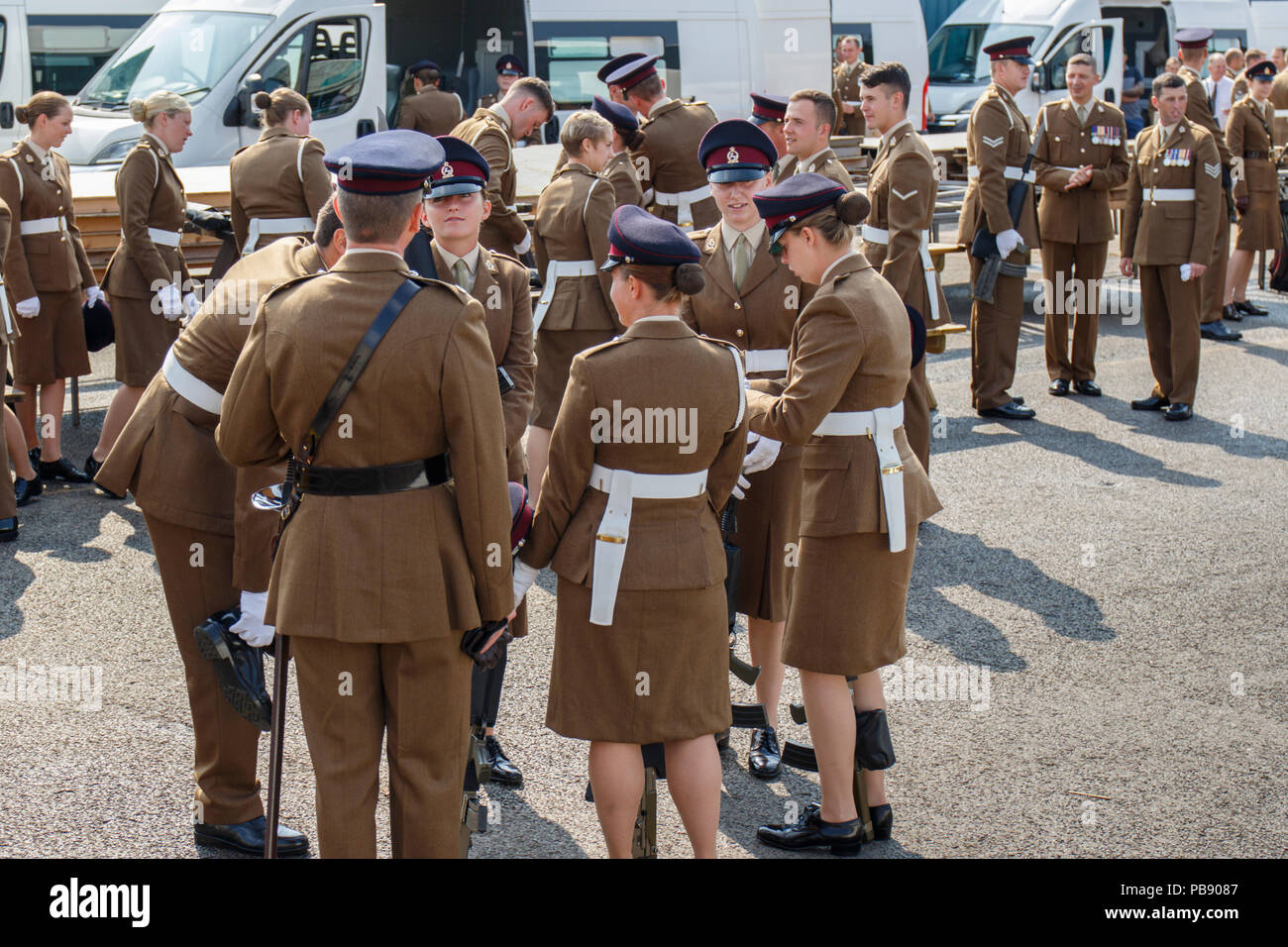 Melton Mowbray, Leicestershire, Angleterre, Royaume-Uni. 27 juillet 2018. Le Royal Army Veterinary Corps (RAVC) préparer et prendre du temps à le marché aux bestiaux, avant la parade dans la ville. Cette année marque le centenaire de la corps, 1918 à 2018. Banque D'Images