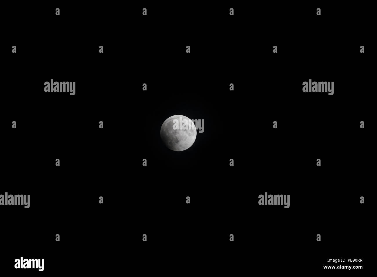 Dubaï, Émirats arabes unis. 27 juin 2018. La pénombre de la terre commencer à toucher le visage de la Lune, l'éclipse lunaire totale, 27 juin 2018, DUBAÏ, ÉMIRATS ARABES UNIS Crédit : David GABIS/Alamy Live News Banque D'Images